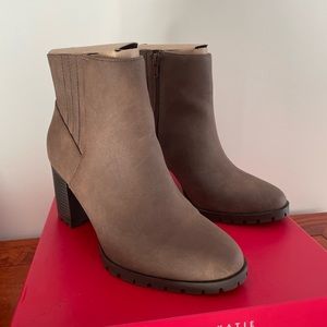 NEW Kelly & Katie Brown Chelsea Booties - Size 8